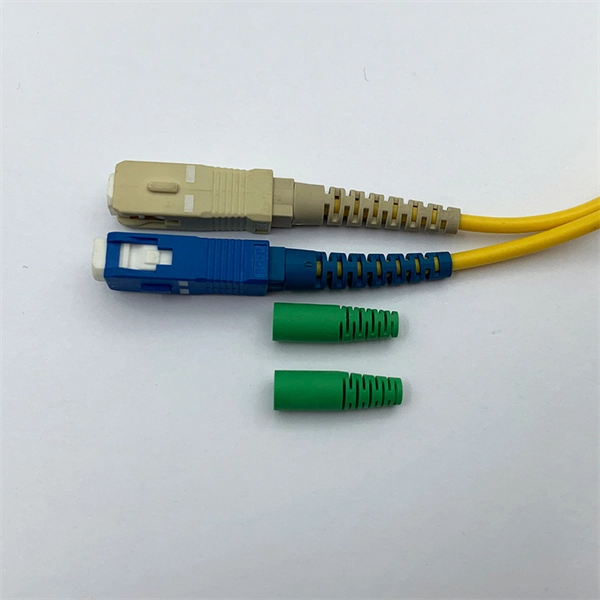 How are fiber optic patch cords connected to the patch panel 