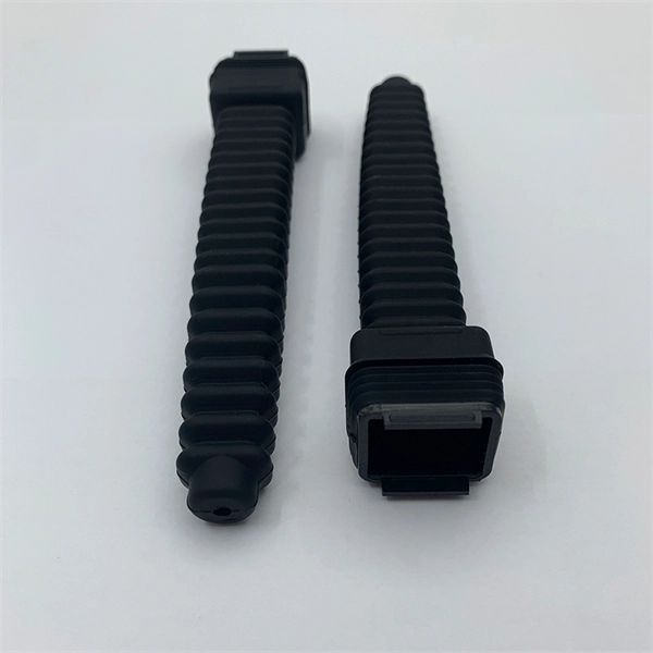 Fiber optic tray mounting pigtails