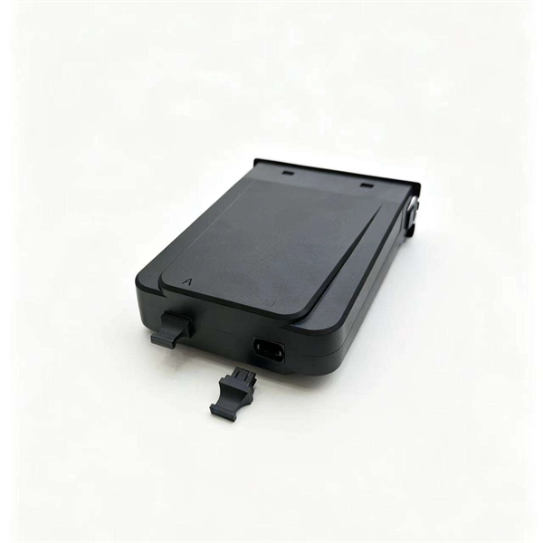 Clips for securing wires in the distribution box